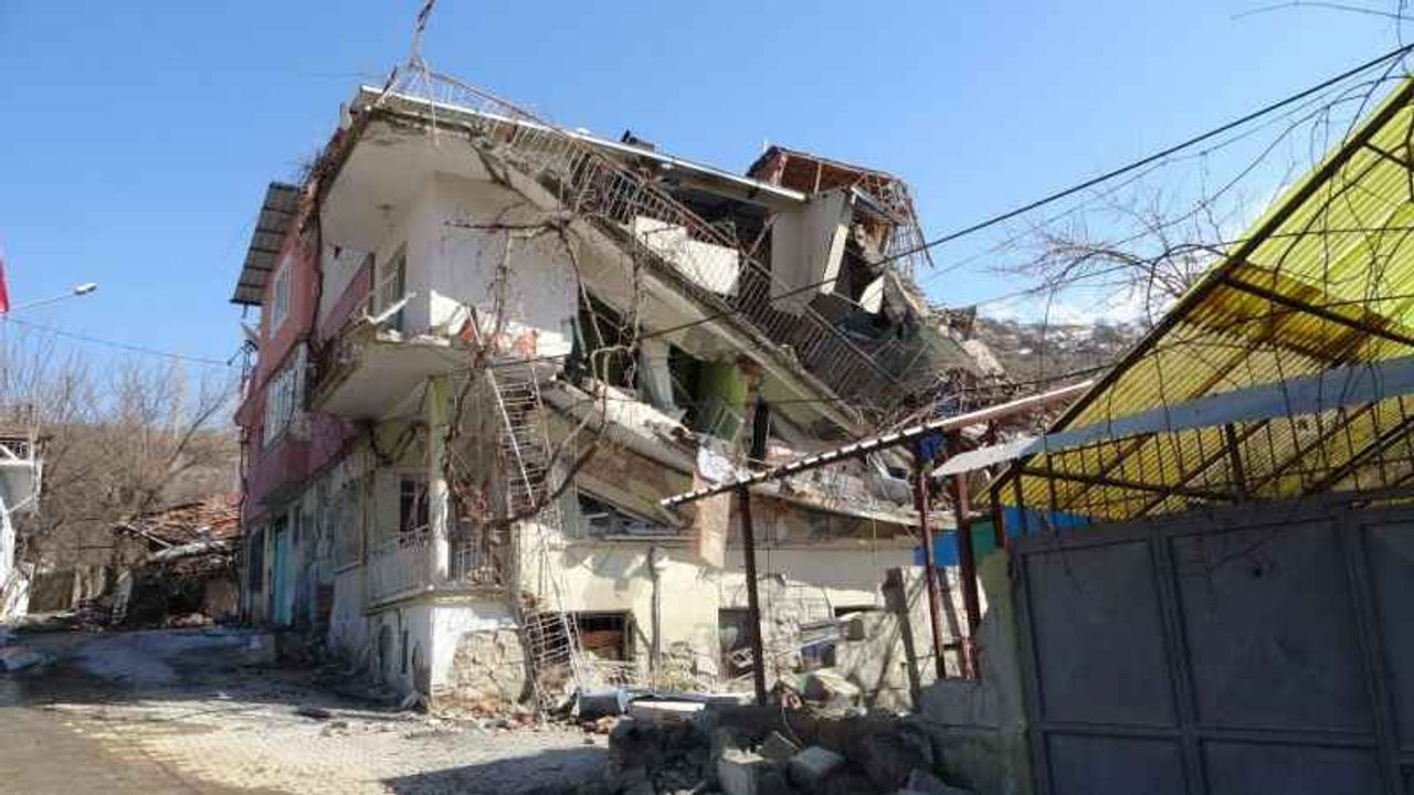 Depremde evleri yıkılan vatandaşlar yaşadıklarını anlattı: Evler patır patır döküldü