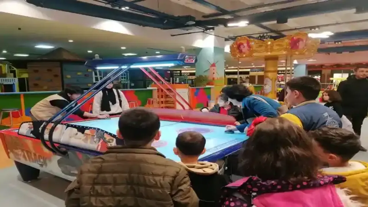 Endonezya Gönüllüleri Gazi İlkokulu öğrencilerini unutmadı!