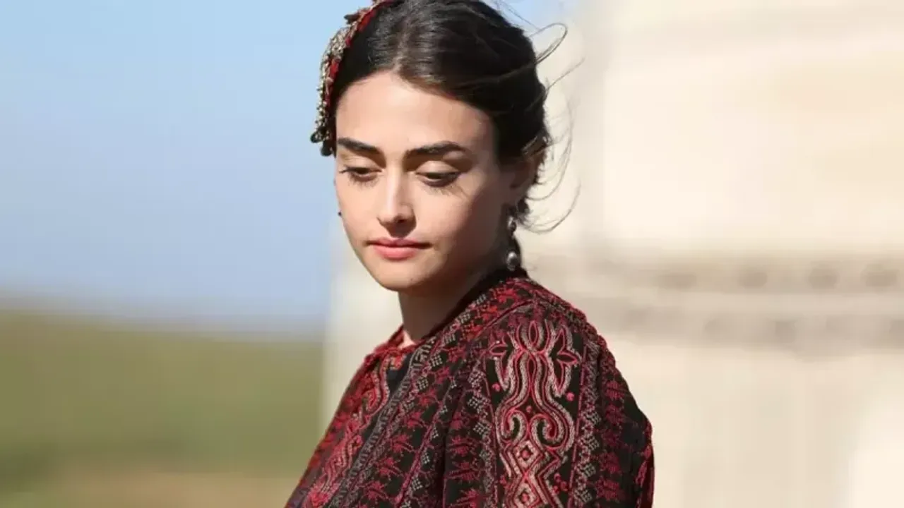 En güzel Türk aktris seçildi! Esra Bilgiç kimdir?