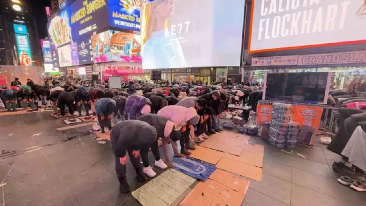 New York Times Meydanı’nda teravih namazı: Ramazan coşkusu ve Filistin’e destek