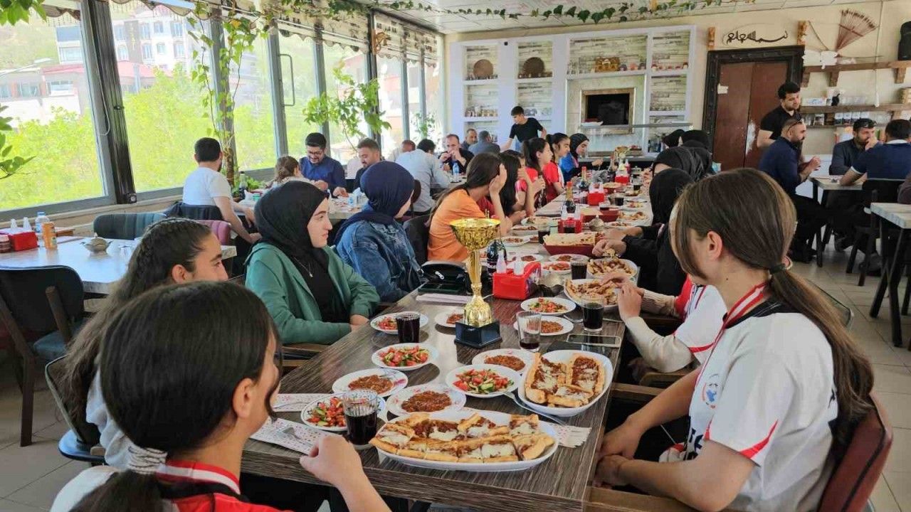 Bitlis'te kız voleybol takımları beldeye 2 kupa kazandırdı