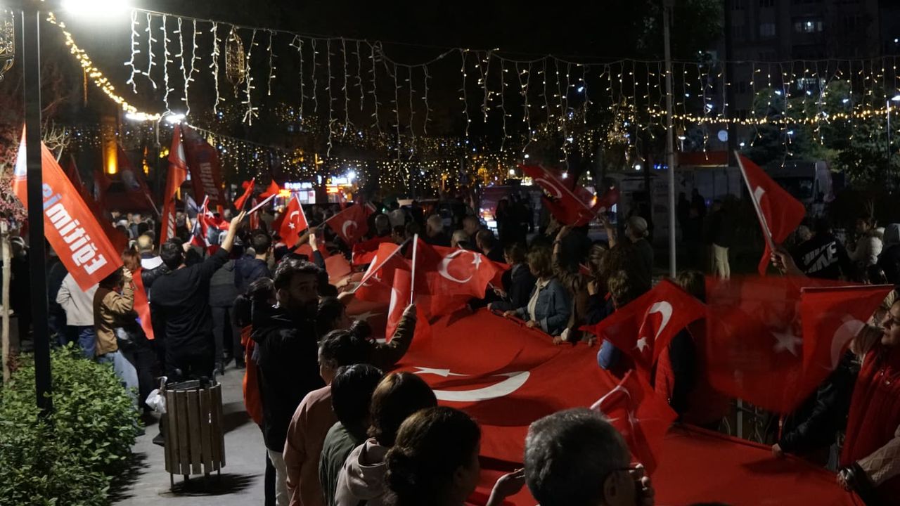 CHP Malatya Cumhuriyet’i Coşkuyla Kutladı: Marşlar Sokaklarda Yankılandı