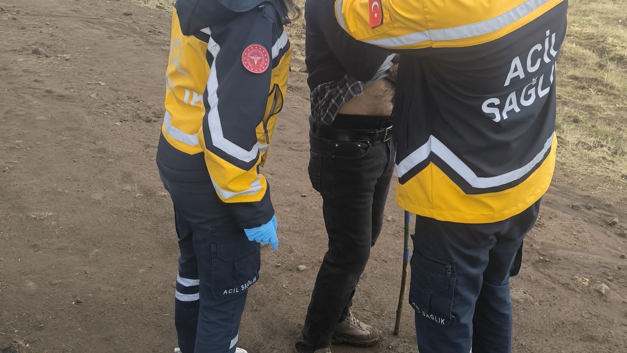 Hayvanlarını otlatırken yanına yıldırım düştü!