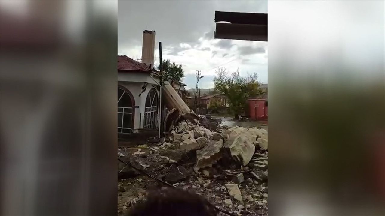 Fırtına caminin minaresini yıktı!