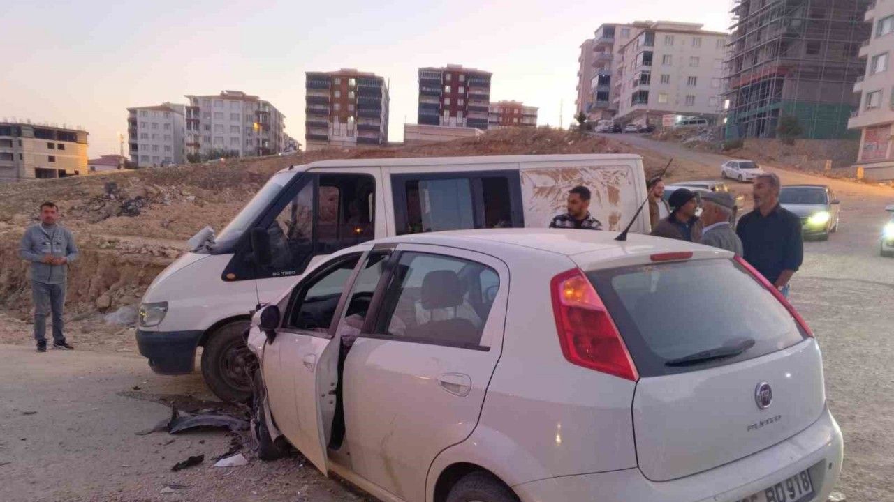 Adıyaman'da zincirleme trafik kazasında 5 kişi yaralandı