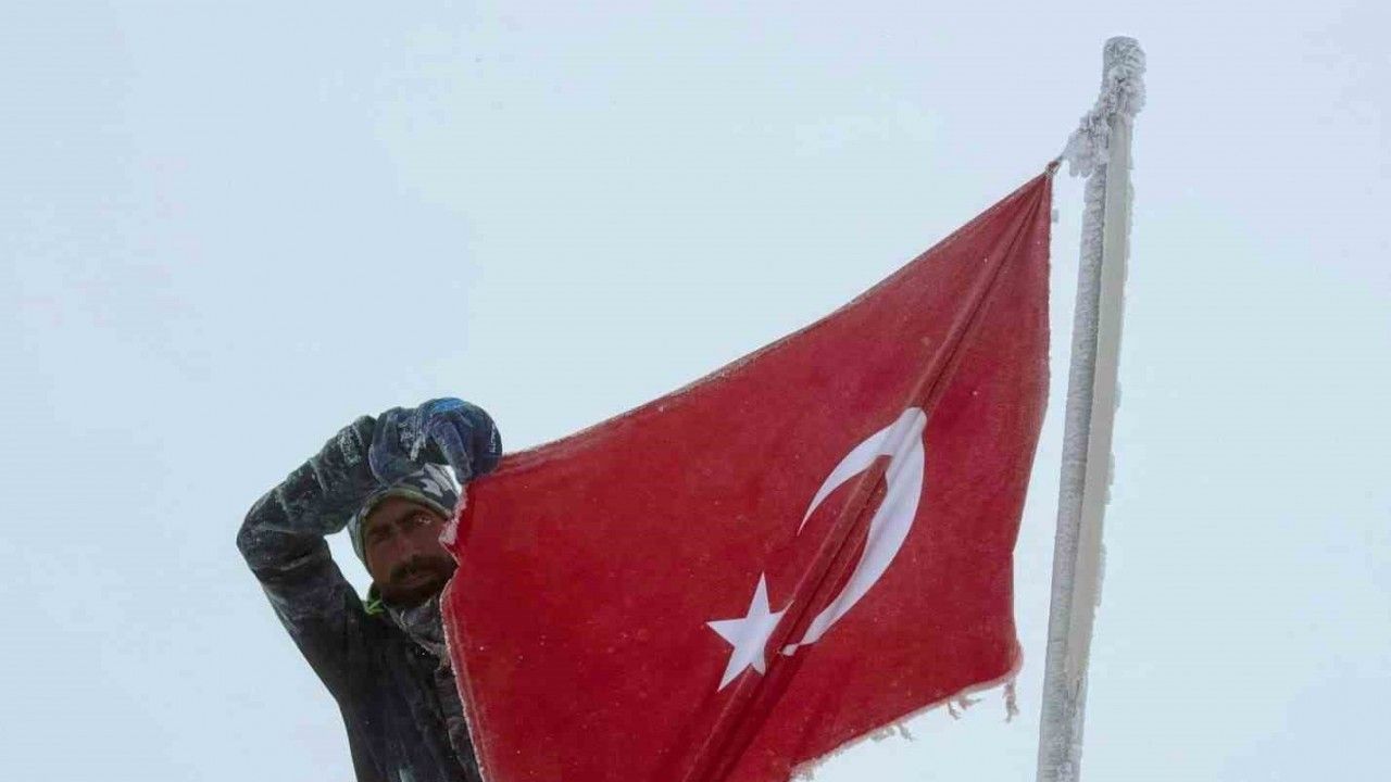 Elazığlı sporcu Cumhuriyet coşkusunu Erciyes’in zirvesine taşıdı