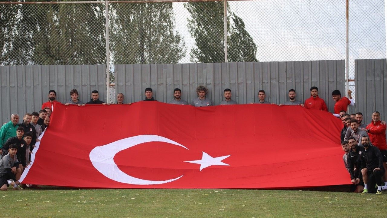 Elazığspor dev Türk bayrağı açtı