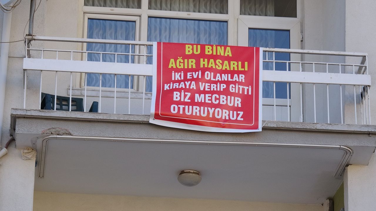 Malatya’da 'ağır hasarlı' pankartına ‘az hasarlı’ açıklaması geldi!