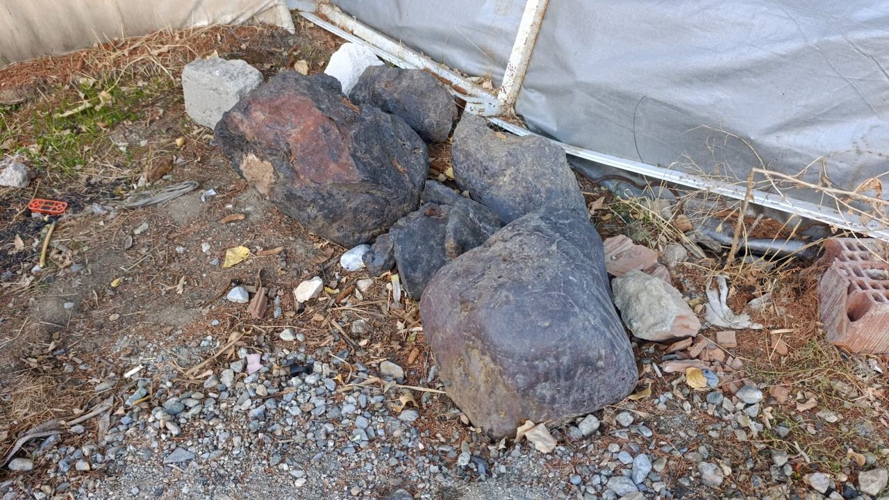 Tarlasında bulduğu göktaşına alıcı arıyor