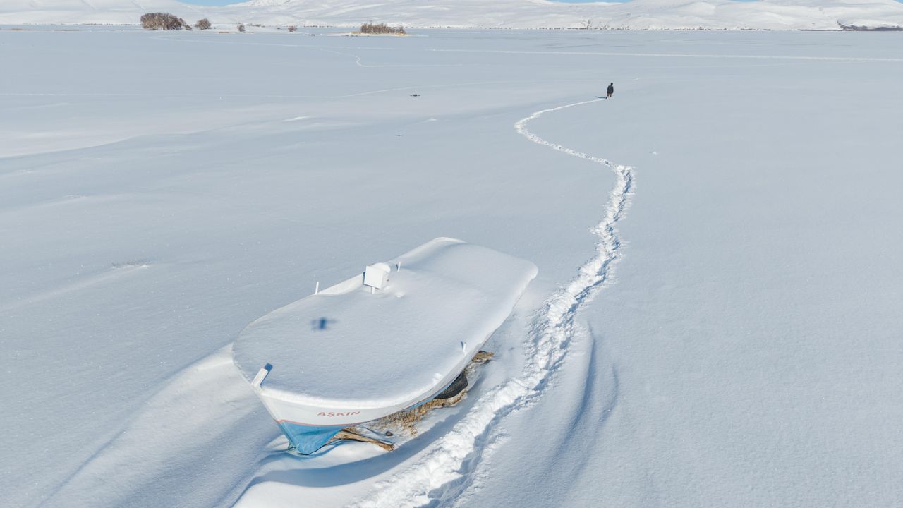 Bitlis'teki Nazik Gölü'nün yüzeyi buzla kaplandı