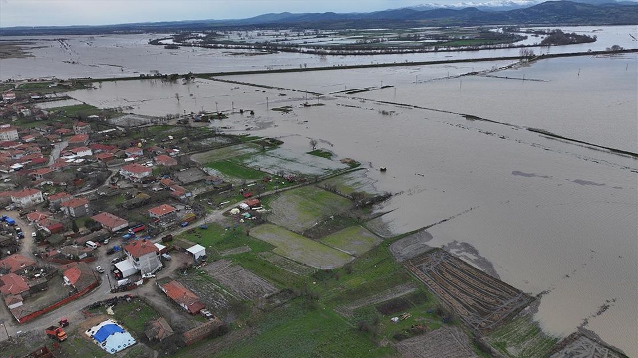 Edirne'de yatağından çıkan Tunca ve Meriç tarım arazilerini sular altında bıraktı