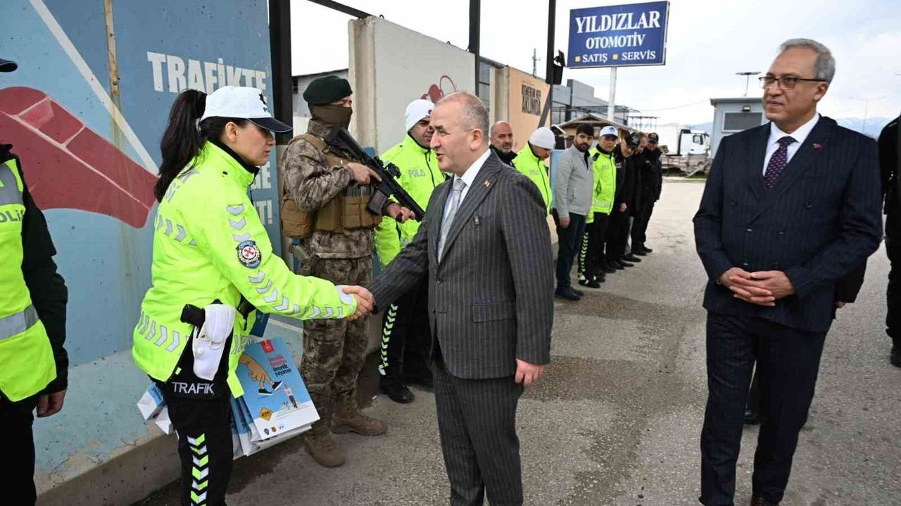 Elazığ Valisi Hatipoğlu, Güvenlik Güçleri ve Vatandaşlarla Bayramlaştı