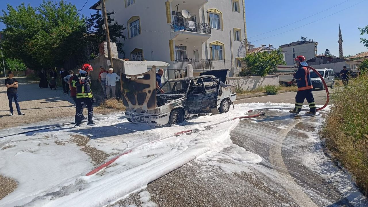 Elazığ'da seyir halindeki otomobil alev alev yandı