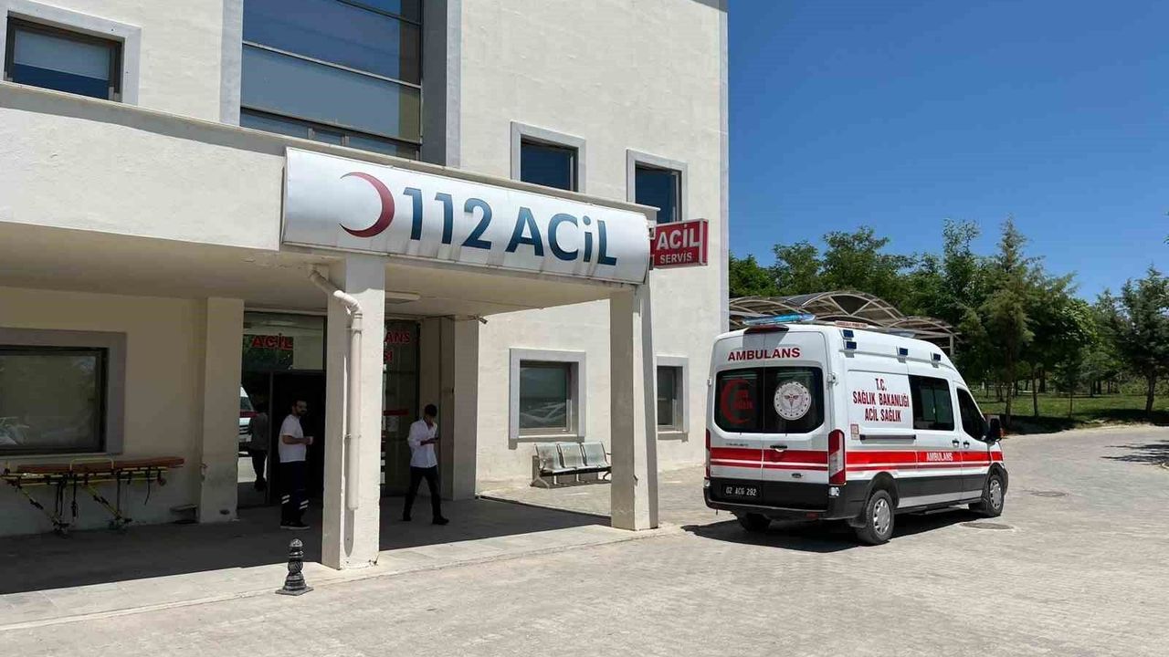 Adıyaman'da Otomobil Şarampole Yuvarlandı: 2 Kişi Yaralandı