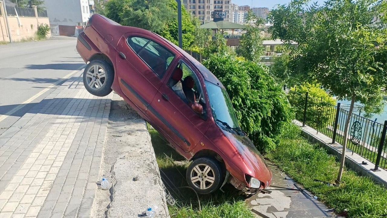 Malatya’da Nefes Kesen Anlar: Otomobil Az Kalsın Dereye Düşe