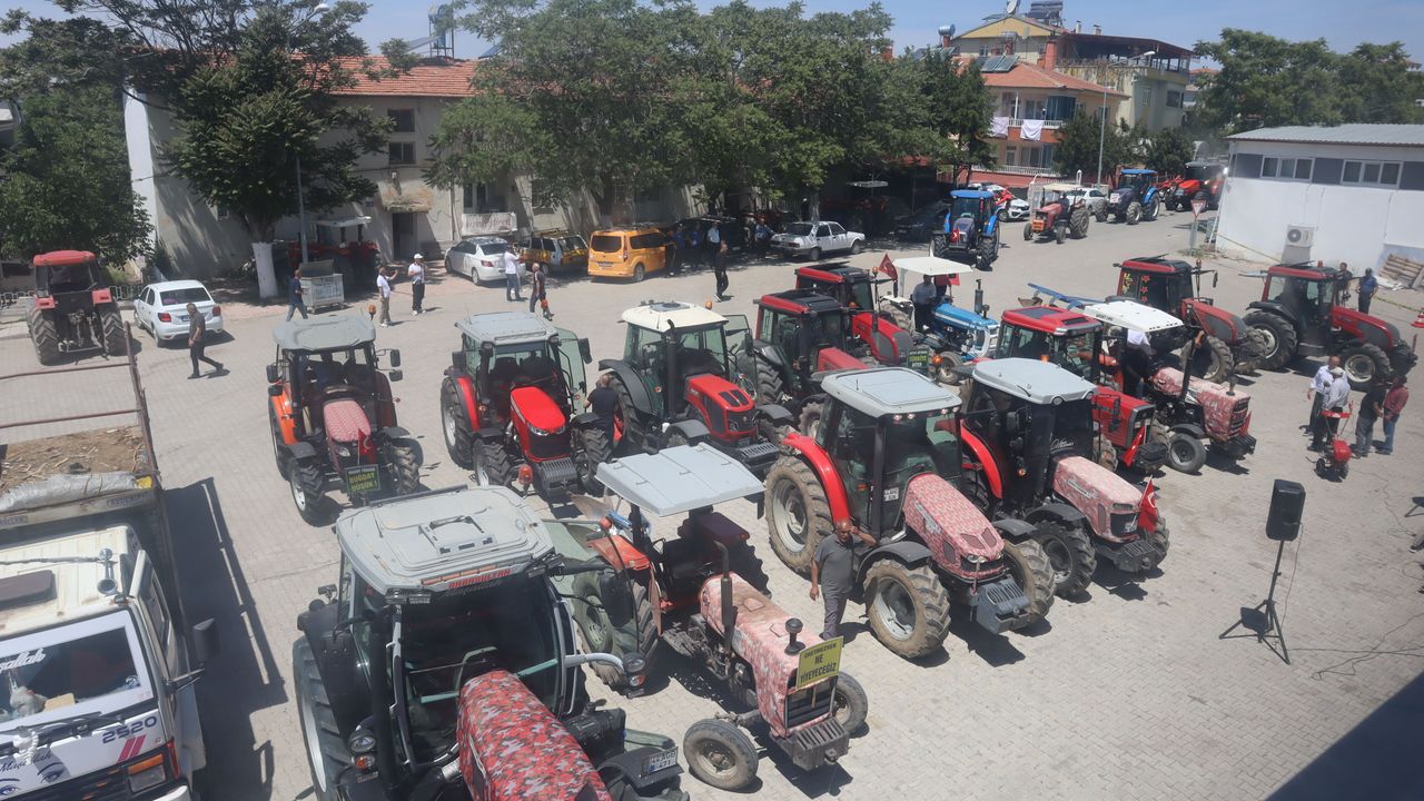 Malatya'da Hububat Tepkisi! Çiftçiler Traktörlerle