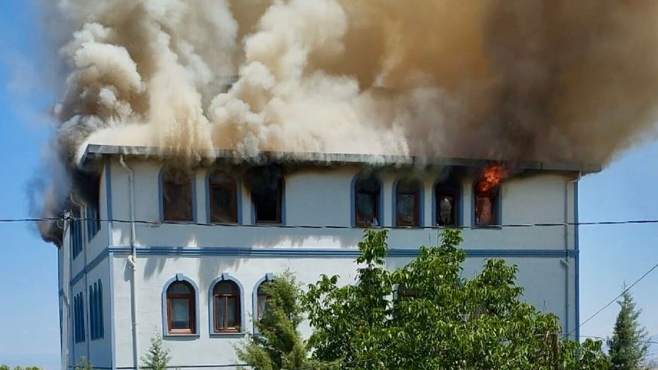 Malatya'da Medresede Yangın, 50 Kişi Tahliye Edildi!