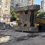 Yıkım Bir Anda Kabusa Döndü! İş Makinesi Böyle Devrildi