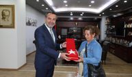 Otobüste Türk Bayrağını Silmişti! Elazığ’da O Kadına Başkan Şerifoğulları’ndan Anlamlı Hediye