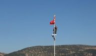Türk Bayrağını Görünce Dayanamadı! Ayakkabılarını Çıkarıp Direğe Tırmandı