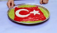 Cumhuriyet Bayramı’na Özel Ay Yıldızlı Katmer Yaptı!