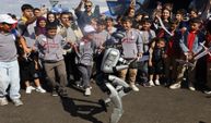 TEKNOFEST’te Robot Şovu! Halay Çekti, Vatandaş Sarılıp Türkü Söyledi