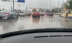 Malatya’da altgeçitler şelaleye döndü, araçlar suya gömüldü