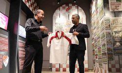 Elazığspor’un ilk kez Süper Lige çıktığı formayı, 23 yıl sonra müzeye bağışladı