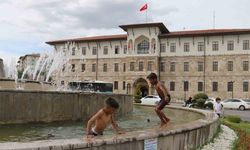 Sivas'ta Sıcaklar Bunaltınca Tehlikeye Aldırmadılar: Çocuklar Süs Havuzunda Serinledi