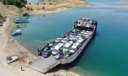 Elazığ Feribot İskelesinde kilometrelerce kuyruk oluştu!