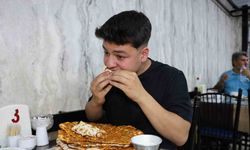 Elazığ'da yaşına ve kilosuna bakmadan bir oturuşta 15 lahmacun yiyor