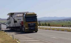 Sivas'ta bozkırda karadan giden yat, görenleri şaşkına çevirdi