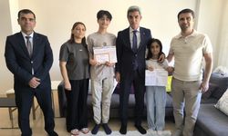 Malatya’da evde eğitim alan öğrencinin karnesini il müdürü verdi