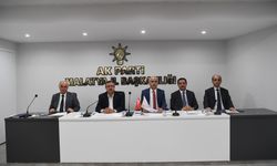 Malatya'da AK Parti'den Dikkat Çeken Toplantı: Şehit Duası, Konut Sinyali ve Bomba CHP İddiaları!