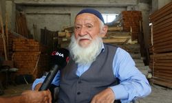 93 Yıllık Çınar Fahri Usta, Marangozluğu Oğluyla Yaşatıyor