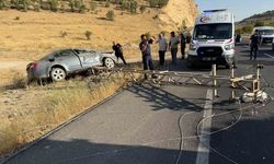 Mardin’de otomobil elektrik direğine çarptı: 3 yaralı