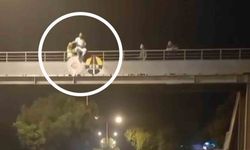 Polis, yaya köprüsündeki intiharı son anda önledi