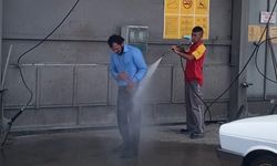 Sıcaktan bulanan Tokatlı, oto yıkamacıda tazyikli suyla serinledi