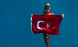 Şahika Ercümen'den batık tanka Türk bayrağıyla dalış