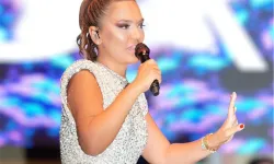 Binlerin akın ettiği konserde Akalın fırtına gibi esti!