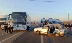 Adıyaman’da otobüs ile otomobil çarpıştı: 5 yaralı