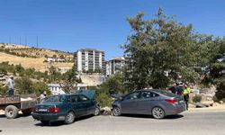 Besni’de 2 otomobil kafa kafaya çarpıştı: 2 yaralı