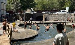 Diyarbakır'da sıcak havada kavrulan çocuklar, süs havuzunda serinliyor