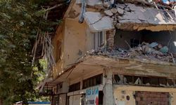 Gölbaşı’nda yıkılmayan bina tehlike saçıyor