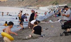 Sıcaktan bunalanlar Van Gölü’nde yüzerek serinliyor