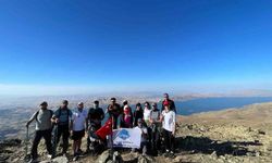 Türk Bayrağı Hazarbaba Dağı zirvesinde dalgalandı