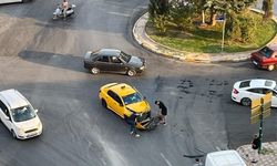 Panelvan ile ticari taksinin karıştığı kazada maddi hasar oluştu