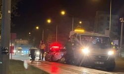 Motosiklet sürücüsü direğe çarptı, durumu ciddi