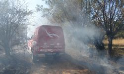Çöpleri yakmaya kalktı, bahçe tutuştu