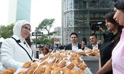Emine Erdoğan, Türkevi'nin yakınına kurulan simit standını ziyaret etti